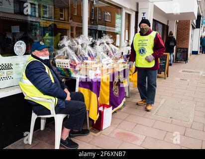 Budleigh Salterton Lions Easter Raffle raccogliendo denaro per le associazioni di beneficenza locali. Foto Stock