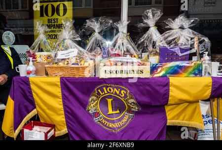 Budleigh Salterton Lions Easter Raffle raccogliendo denaro per le associazioni di beneficenza locali. Foto Stock