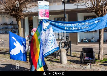 Kiel, 3. 2021 apr. Kein Ostermarsch – coronabedingt – aber eine Kundgebung auf dem Europaplatz und eine Menschenkette mit Transparenten in der Holsten Foto Stock
