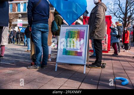 Kiel, 3. 2021 apr. Kein Ostermarsch – coronabedingt – aber eine Kundgebung auf dem Europaplatz und eine Menschenkette mit Transparenten in der Holsten Foto Stock