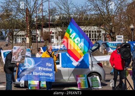 Kiel, 3. 2021 apr. Kein Ostermarsch – coronabedingt – aber eine Kundgebung auf dem Europaplatz und eine Menschenkette mit Transparenten in der Holsten Foto Stock