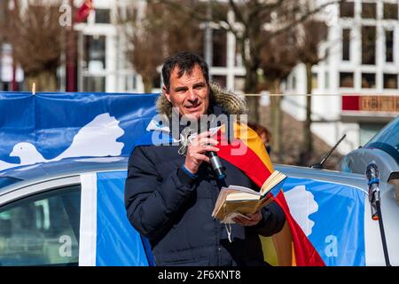 Kiel, 3. 2021 apr. Kein Ostermarsch – coronabedingt – aber eine Kundgebung auf dem Europaplatz und eine Menschenkette mit Transparenten in der Holsten Foto Stock