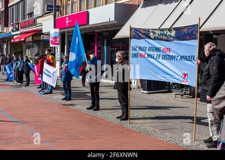 Kiel, 3. 2021 apr. Kein Ostermarsch – coronabedingt – aber eine Kundgebung auf dem Europaplatz und eine Menschenkette mit Transparenten in der Holsten Foto Stock