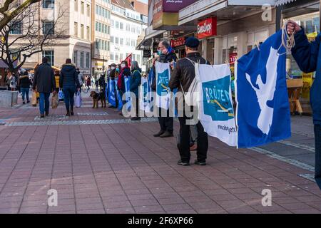 Kiel, 3. 2021 apr. Kein Ostermarsch – coronabedingt – aber eine Kundgebung auf dem Europaplatz und eine Menschenkette mit Transparenten in der Holsten Foto Stock