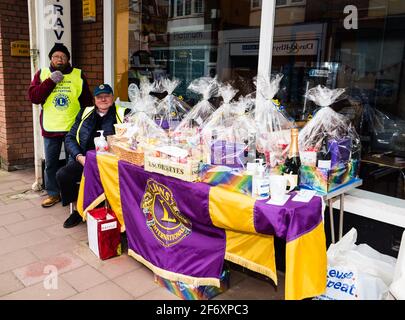 Budleigh Salterton Lions Easter Raffle raccogliendo denaro per le associazioni di beneficenza locali. Foto Stock