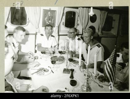 La foto rappresenta una cena nella fiera dei sottufficiali con il governo di bandiera Oskar Linde nel fondo e con ospiti invitati sotto forma di un certo numero di ufficiali aspiranti.incluso in album con fotografie dal lungo viaggio di Älvsnabben 1966-1967.ha declinato 10/11 1966 da Karlskrona e ha attraversato il canale di Suez In Australia, Costa Ovest degli Stati Uniti, attraverso il canale di Panama via Dublino, che ospita Marstrand 6/5 1967. L'album contiene immagini a bordo e sulle visite che avete fatto in Land.King Carl XVI Gustaf è andato in questo viaggio e vi è stato quindi un fotografo a bordo.l'album è appartenuto a OS Foto Stock