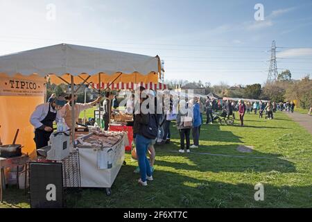 Portobello, Edimburgo, Scozia., tempo britannico. 3 aprile 2021. Soleggiato per il mercato mensile occupato. Foto Stock