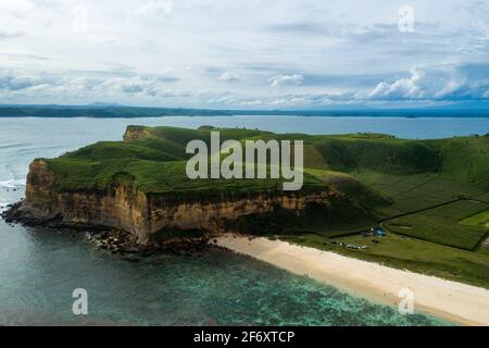Vista aerea di una vuota spiaggia tropicale, penisola di Sungkun, Lombok Est, Nusa Tenggara Ovest, Indonesia Foto Stock