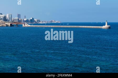 Ponte e frangiflutti di Sant'Elmo, Grand Harbour, la Valletta, Malta Foto Stock
