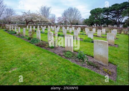 Tombe di guerra del Commonwealth dalla prima e seconda guerra mondiale nel cimitero di Littlehampton a Littlehampton, West Sussex, Inghilterra, Regno Unito. CWGC. Foto Stock