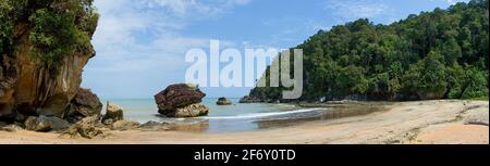 Spiaggia di sabbia (Telok Paku) con rocce nel Parco Nazionale di Bako, Borneo, Sarawak, Malesia Foto Stock