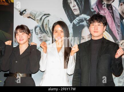 Lee min-Ji, Ahn Ji-Hye e Jo Ba-Reun, 1 aprile 2021 : membri Cast (L-R) Lee min-Ji, Ahn Ji-Hye posa con il regista Jo Ba-Reun durante un'anteprima stampa di un film coreano 'Slate' in un cinema a Seoul, Corea del Sud. 'Slate' è un film d'azione fantasy sudcoreano che uscirà il 08 aprile 2021. Credit: Lee Jae-Won/AFLO/Alamy Live News Foto Stock