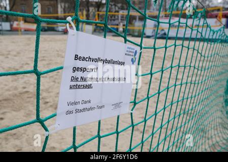 Lipsia, Germania. 03 Apr 2021. Un avviso su una rete indica che la struttura di Beach volley è chiusa. Credit: Sebastian Willnow/dpa-Zentralbild/dpa/Alamy Live News Foto Stock