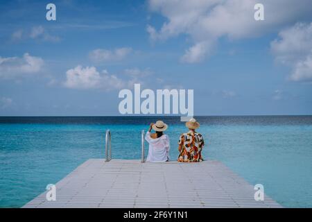 Playa Porto Marie spiaggia Curacao, spiaggia tropicale bianca con turqouse mare oceano Caraibi mare, coppia uomini e donna in vacanza a Curacao Foto Stock