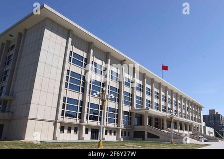 (210403) -- PECHINO, 3 aprile 2021 (Xinhua) -- la foto scattata il 3 aprile 2021 mostra la vista esterna del Capital Gymnasium a Pechino durante un programma di prova di pattinaggio di figura. Dal 1° al 10 aprile 2021 si svolge un programma di test di 10 giorni per i Giochi Olimpici e Paralimpici invernali del 2022. Questo programma di test serve a fornire un test all'organizzazione della concorrenza, al funzionamento della sede, ai servizi e alla salvaguardia. Esso coinvolgerà tutti gli sport di ghiaccio di Pechino 2022, vale a dire il pattinaggio di velocità a pista corta, il pattinaggio di velocità, il pattinaggio di figura, hockey su ghiaccio, curling, para hockey su ghiaccio e curling su sedia a rotelle. (Xinhua/li Ming) Foto Stock