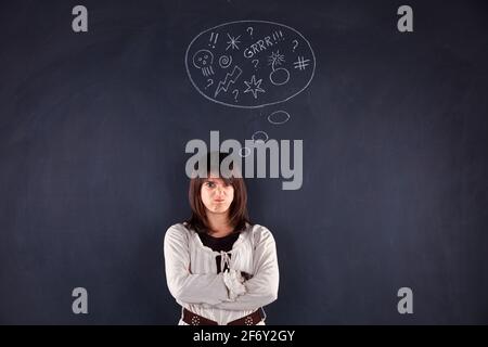 Donna furiosa accanto a una lavagna che mostra le sue emozioni Foto Stock