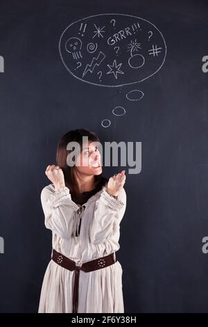 Donna furiosa accanto a una lavagna che mostra le sue emozioni Foto Stock