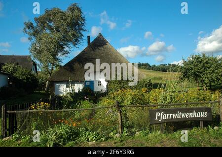 La casa della vedova del pastore nel villaggio di Groß Zicker è una delle più antiche case dell'isola di Rügen Foto Stock