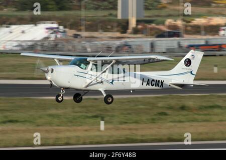 Cessna 172 Skyhawk piccolo aereo privato che esegue touch-and-va a Malta Aeroporto internazionale Foto Stock