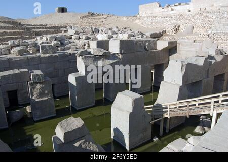 Parte del tempio di Abydos conosciuto come l'Osirion, dedicato all'antico dio egiziano dell'Osiride underworld. Parzialmente allagato a causa dell'aumento Foto Stock