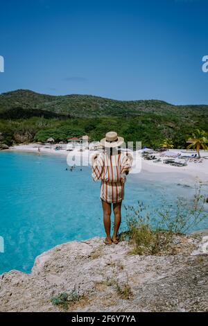 Vista della spiaggia bianca Grote Knip, Curacao, Paesi Bassi con un oceano blu Curacao Caribbean Island spiaggia tropicale con palme Foto Stock