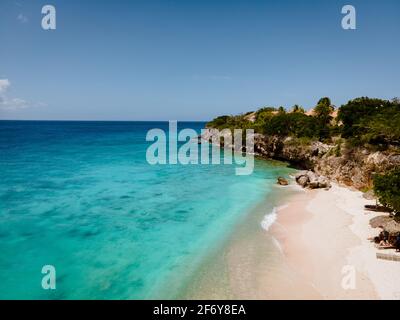 Isola tropicale Playa Kalki Curacao nel Mar dei Caraibi, vista aerea sulla spiaggia Playa Kalki sul lato occidentale dell'oceano azzurro delle Antille olandesi dei Caraibi di Curacao Foto Stock