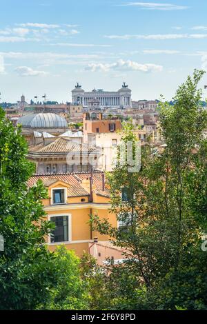Roma, Italia - 04 ottobre 2018: Altare della Patria tra i tetti di Roma Foto Stock