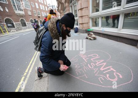 Londra, Inghilterra, Regno Unito. 3 Apr 2021. Gli attivisti della ribellione animale hanno fornito cibo vegano al di fuori del Dipartimento per l'Educazione di Londra, chiedendo che gli studenti abbiano cibo vegano invece di carne per il loro fabbisogno proteico. Credit: Tayfun Salci/ZUMA Wire/Alamy Live News Foto Stock