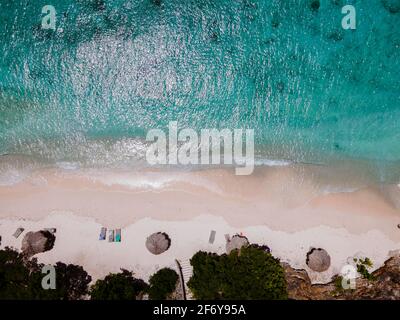 Isola tropicale Playa Kalki Curacao nel Mar dei Caraibi, vista aerea sulla spiaggia Playa Kalki sul lato occidentale dell'oceano azzurro delle Antille olandesi dei Caraibi di Curacao Foto Stock