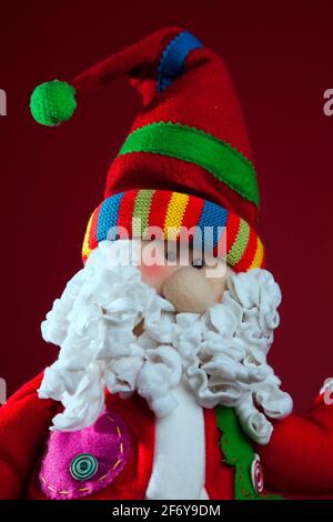 Decorazione di Babbo Natale su sfondo rosso Foto Stock