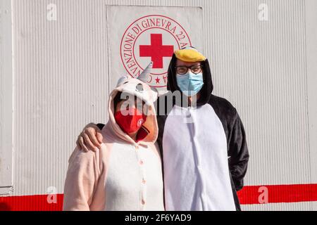 Roma, Italia. 03 Apr 2021. Volontari della Croce Rossa Italiana - comune 5 Comitato di Roma presso la sede di Largo Preneste a Roma (Foto di Matteo Nardone/Pacific Press) Credit: Pacific Press Media Production Corp./Alamy Live News Foto Stock