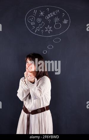 Donna furiosa accanto a una lavagna che mostra le sue emozioni Foto Stock