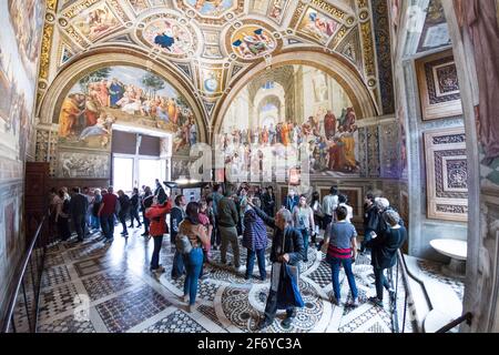 Vaticano - 06 Ott 2018: I turisti si godono la pittura a Raffaello Stanzas, quattro stanze stupiscono con gli affreschi di Raffaello Foto Stock