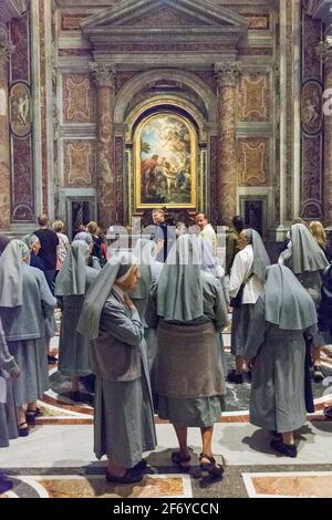 Roma, Italia - 06 ottobre 2018: Monache di fronte al dipinto nella Cattedrale di San Pietro Foto Stock