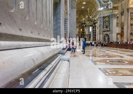 Roma, Italia - 06 ottobre 2018: I turisti ammirano gli interni della Cattedrale di San Pietro in Vaticano Foto Stock