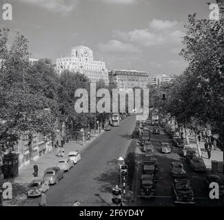 Anni '50, vista storica dall'alto che guarda lungo il Victoria Embankment, con il lato sud dell'edificio in stile Art Deco, Shell Mex House in lontananza, Londra, Inghilterra, Regno Unito. Si dice che il suo famoso orologio abbia la faccia più grande del Regno Unito. Una parte del Tamigi Embankment, la strada e la bella passeggiata alberata lungo il fiume sulla riva nord del Tamigi unisce il Palace of Westminster al Blackfairs Bridge nella città di Londra. Foto Stock