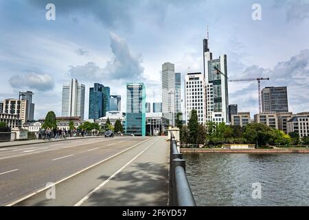 FRANKFURT AM MAIN, Germania - 18 Maggio 2016: panorama cittadino del quartiere finanziario di Francoforte. vista dalla banca del sud del principale Foto Stock