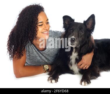 Ragazza in studio con cane Foto Stock