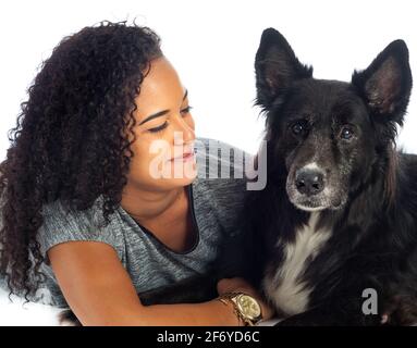 Ragazza in studio con cane Foto Stock