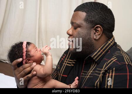 Bambina neonato di 3 settimane, tenuta dal padre, piangendo, ha parlato con Foto Stock