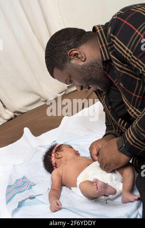 Neonato bambino ragazza 3 settimane, cura del bambino, padre che cambia pannolino Foto Stock