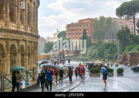 Roma, Italia - Ott 06, 2018: Heavy Rain, turisti sotto gli ombrelli, il Colosseo è il centro turistico di Roma. Foto Stock