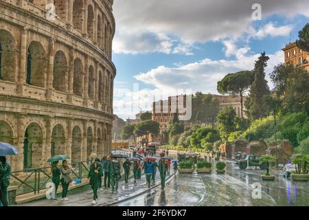 Roma, Italia - Ott 06, 2018: Heavy Rain, turisti sotto gli ombrelli, il Colosseo è il centro turistico di Roma. Foto Stock