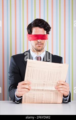 Lettura cieca di un giornale Foto Stock