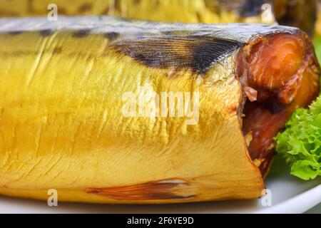Appetitoso pesce affumicato su un vassoio Foto Stock