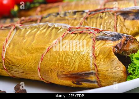 Appetitoso pesce affumicato su un vassoio Foto Stock