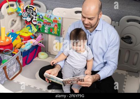bambino di 8 mesi, con il padre, ha letto Foto Stock