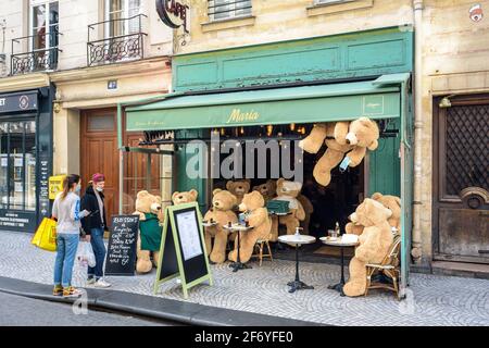 Un cafe' sul marciapiede molto popolare con giganteschi orsacchiotti durante la chiusura sanitaria COVID-19 a Parigi. Foto Stock