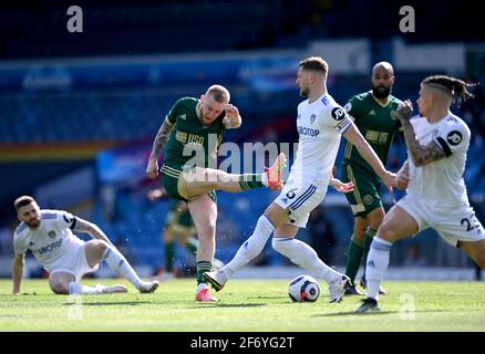 Gli oli McBurnie di Sheffield United (centro a sinistra) vede il suo colpo bloccato da Liam Cooper di Leeds United durante la partita della Premier League a Elland Road, Leeds. Data di emissione: Sabato 3 aprile 2021. Foto Stock