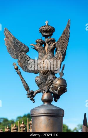 ST. PETERSBURG, RUSSIA - 10 LUGLIO 2016: Aquila a due teste dello Stato di bronzo sulla recinzione della colonna di Alessandro sulla Piazza del Palazzo a San Pietroburgo, Rus Foto Stock